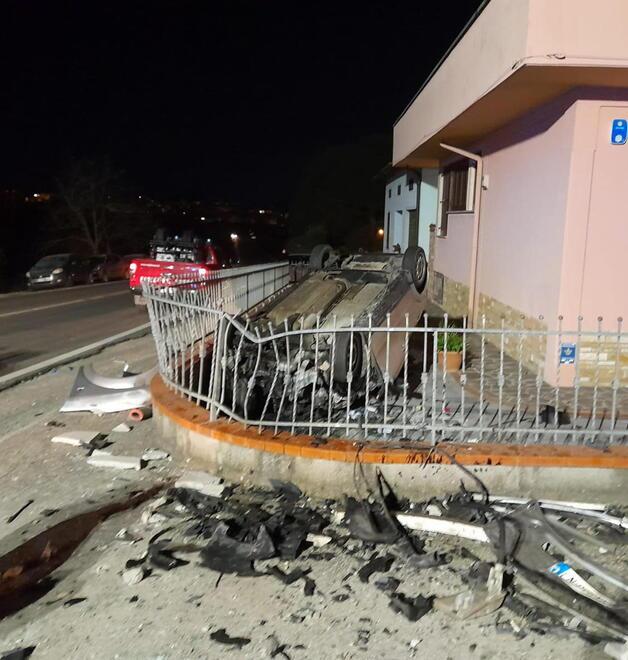San Romano, auto finita nel cortile dopo lo schianto. Il sindaco