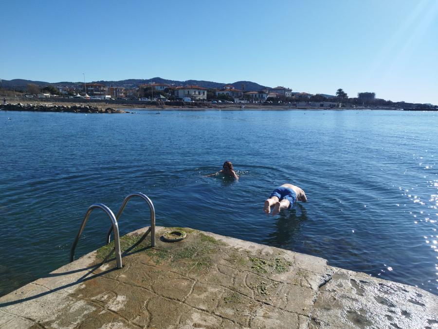 Livorno, un tuffo nel caldo di questo inverno pazzo Il Tirreno