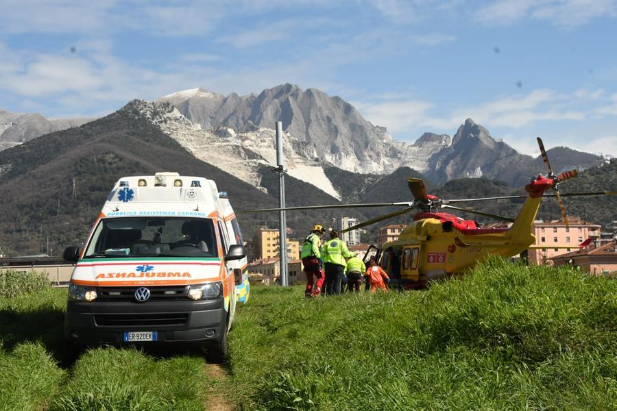 Carrara, operaio grave dopo la caduta da un tetto: i lavori, l ...