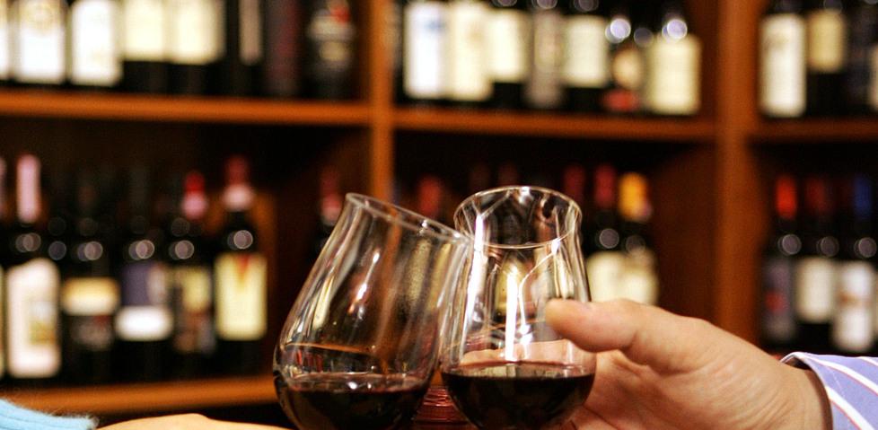 La Nuova Sardegna のスーパーマーケットで最も売れているワインの 1 つであるヴェルメンティーノとカンノナウ