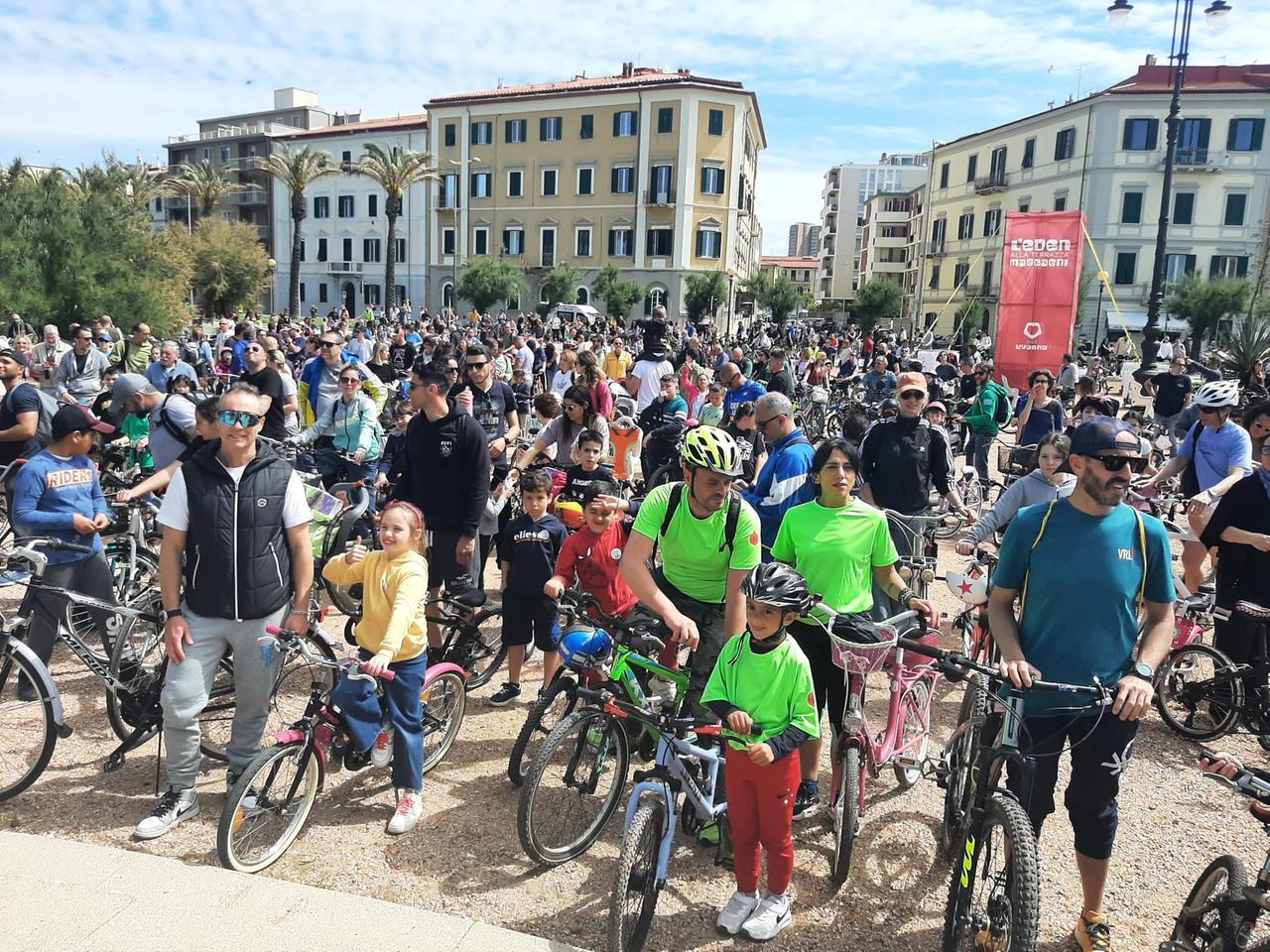 Bimbimbici, in centinaia in bici per le strade della città: festa ...
