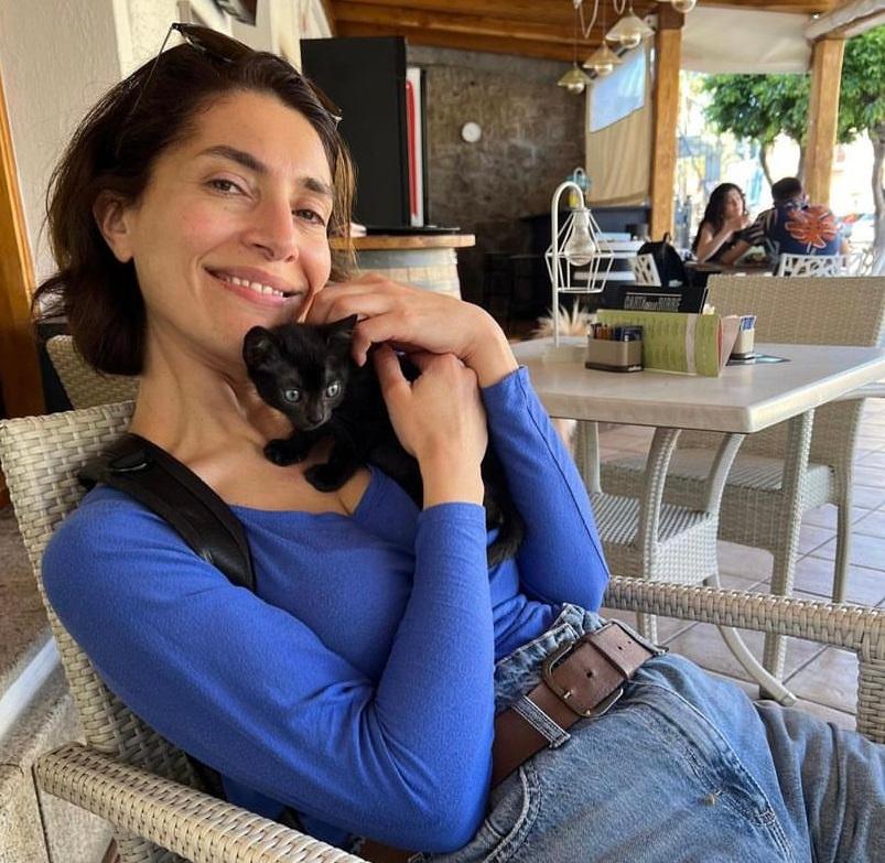 Caterina Murino adotta la randagina Mezzanotte: reciterà con lei nel ...