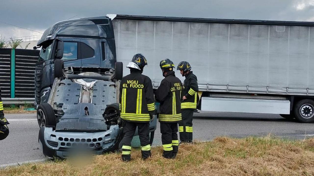 Scontro auto-furgone a Vicarello: macchina ribaltata, feriti due anziani Il  Tirreno