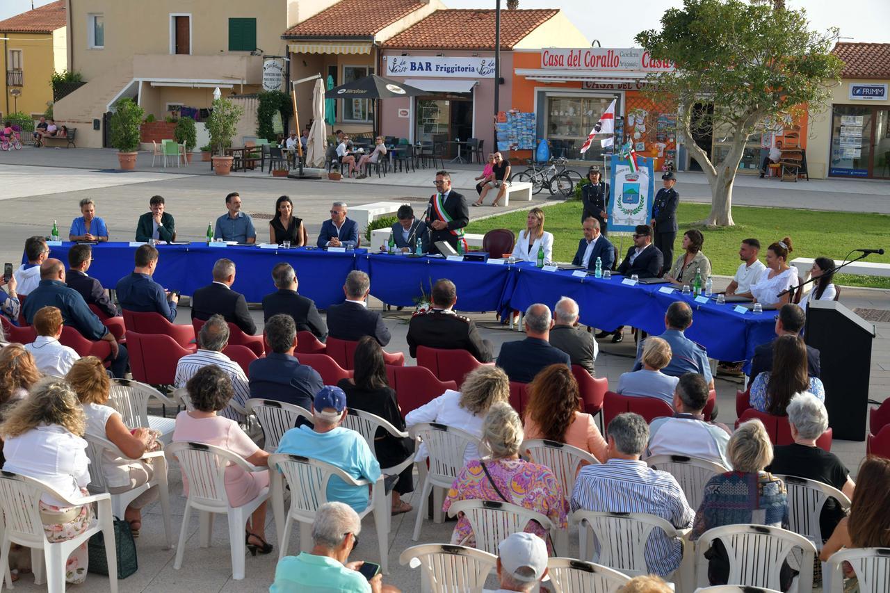 Golfo Aranci, il consiglio comunale si fa in piazza. Fasolino: «Segnale ...