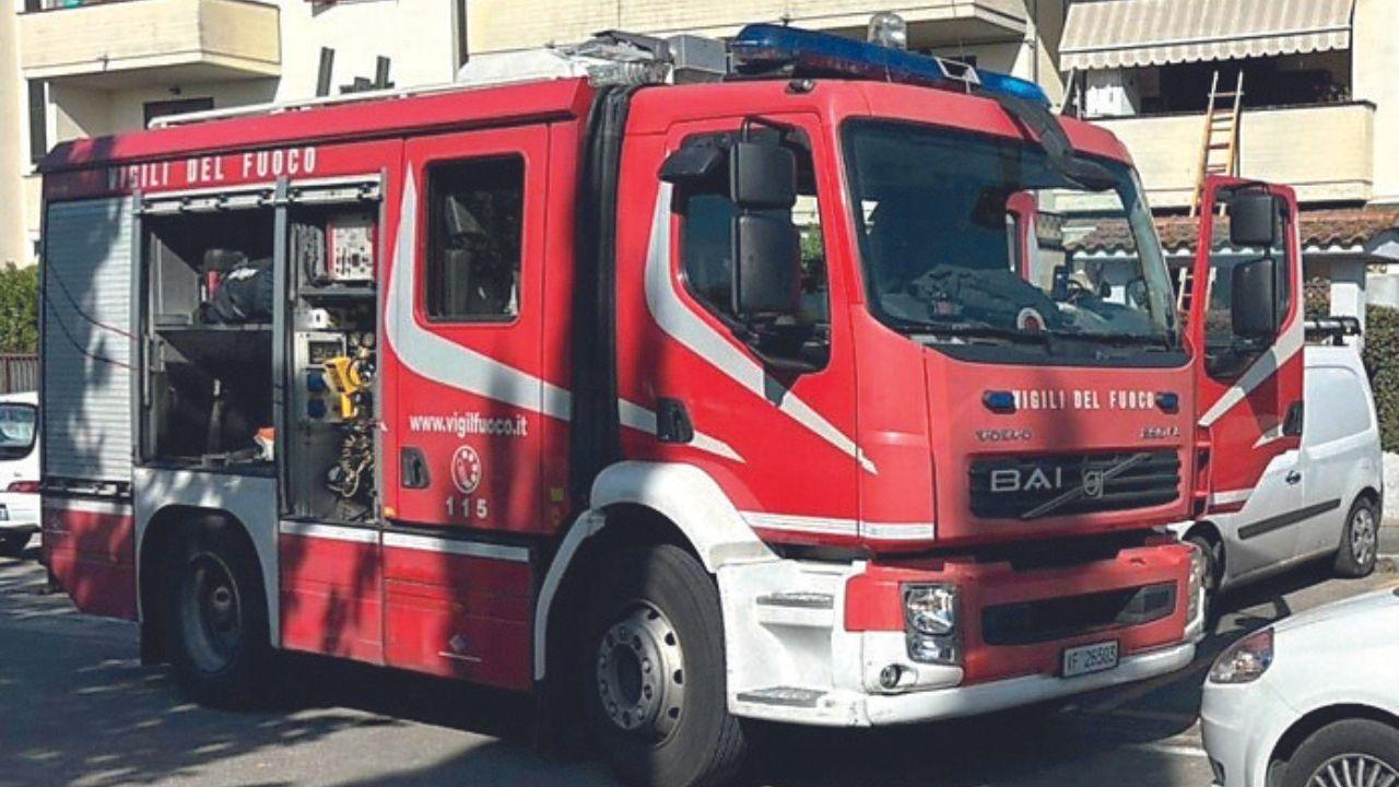 Prato, macchina in fiamme: evacuato un condominio Il Tirreno