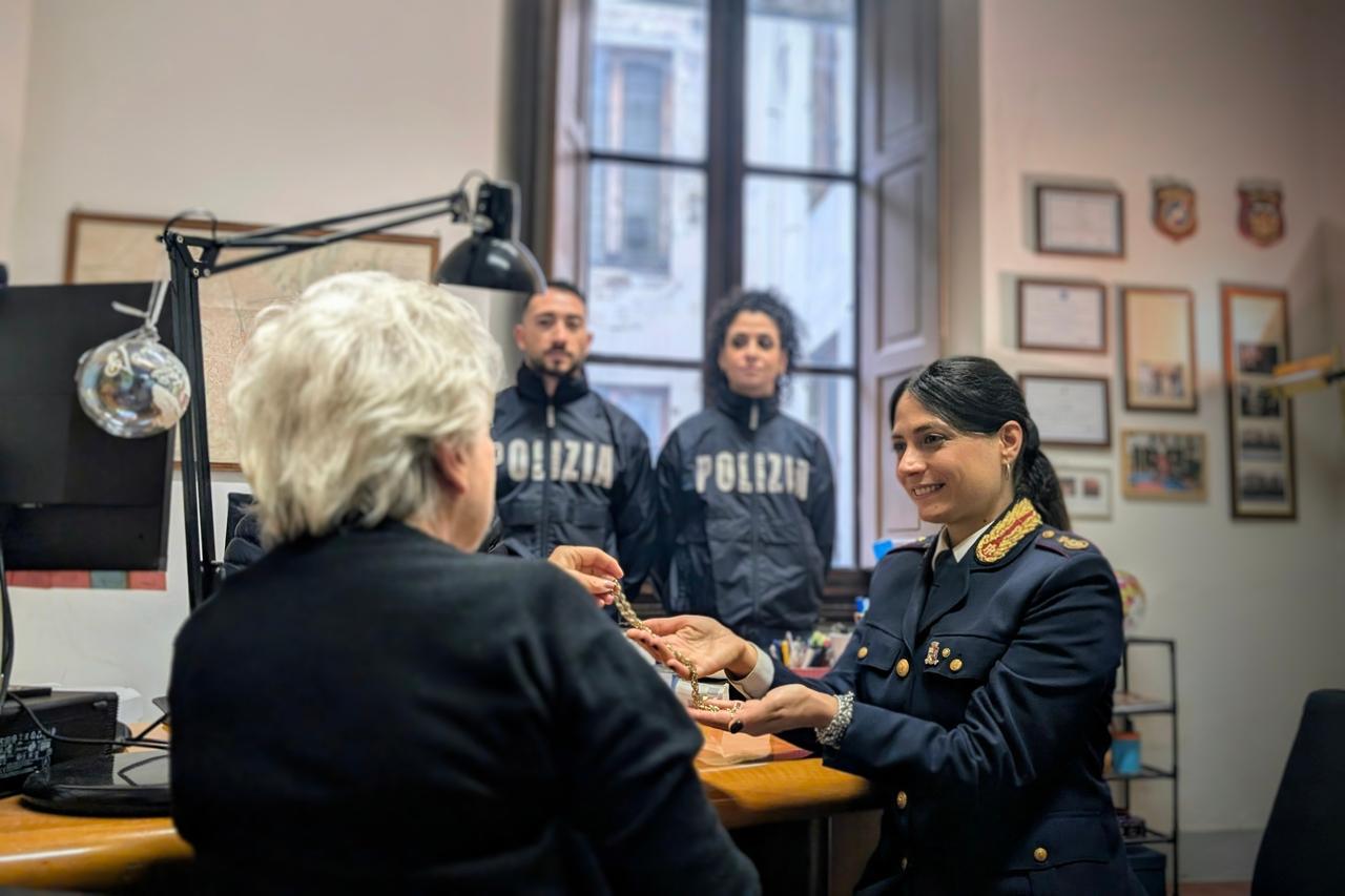 https://api-sites-prd.saegroup.abinsula.com/api/social/image/contentid/policy:1.100604333:1729517658/Polizia%20restituisce%20collana%20a%20vittima%20rapina.jpg