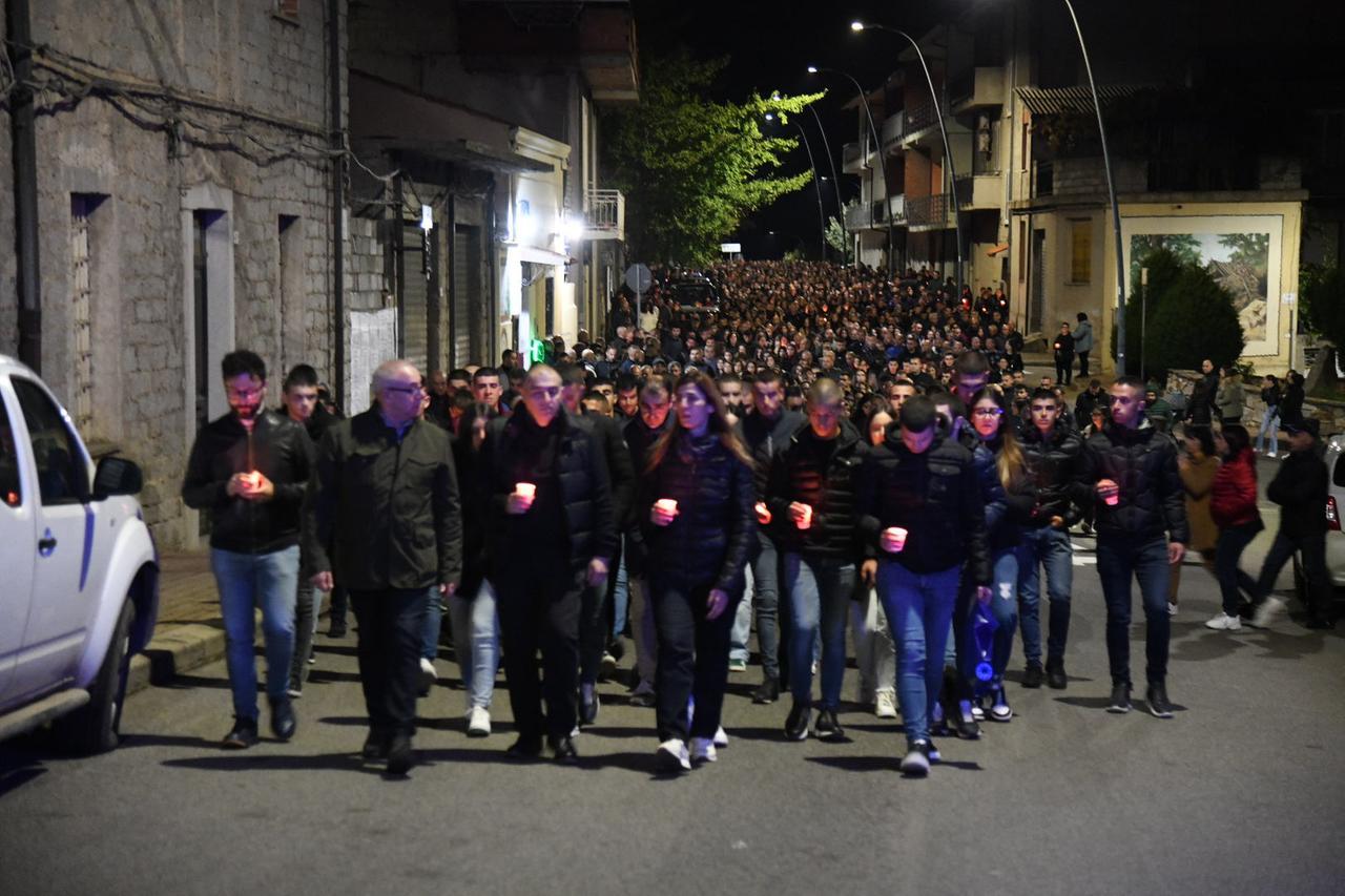 In migliaia a Fonni per la fiaccolata del dolore per i quattro giovani  morti nel tragico incidente stradale del 30 ottobre La Nuova Sardegna