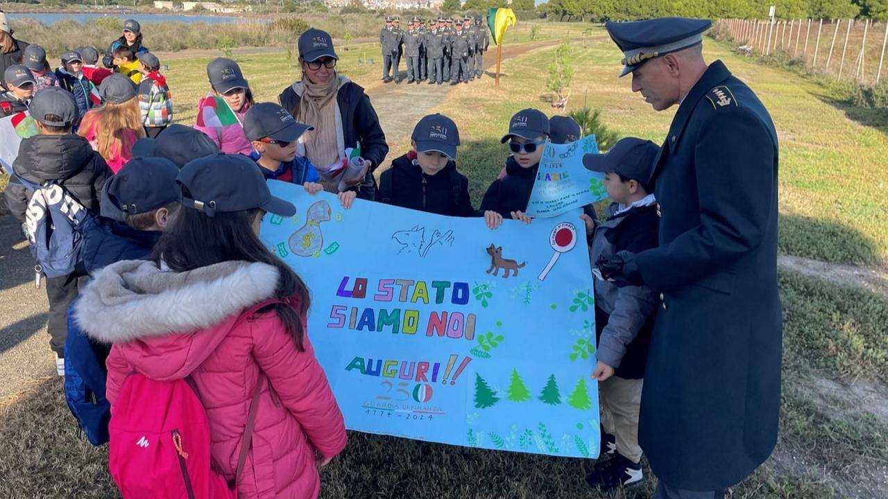 La Guardia di finanza dona 250 alberi al parco di Molentargius