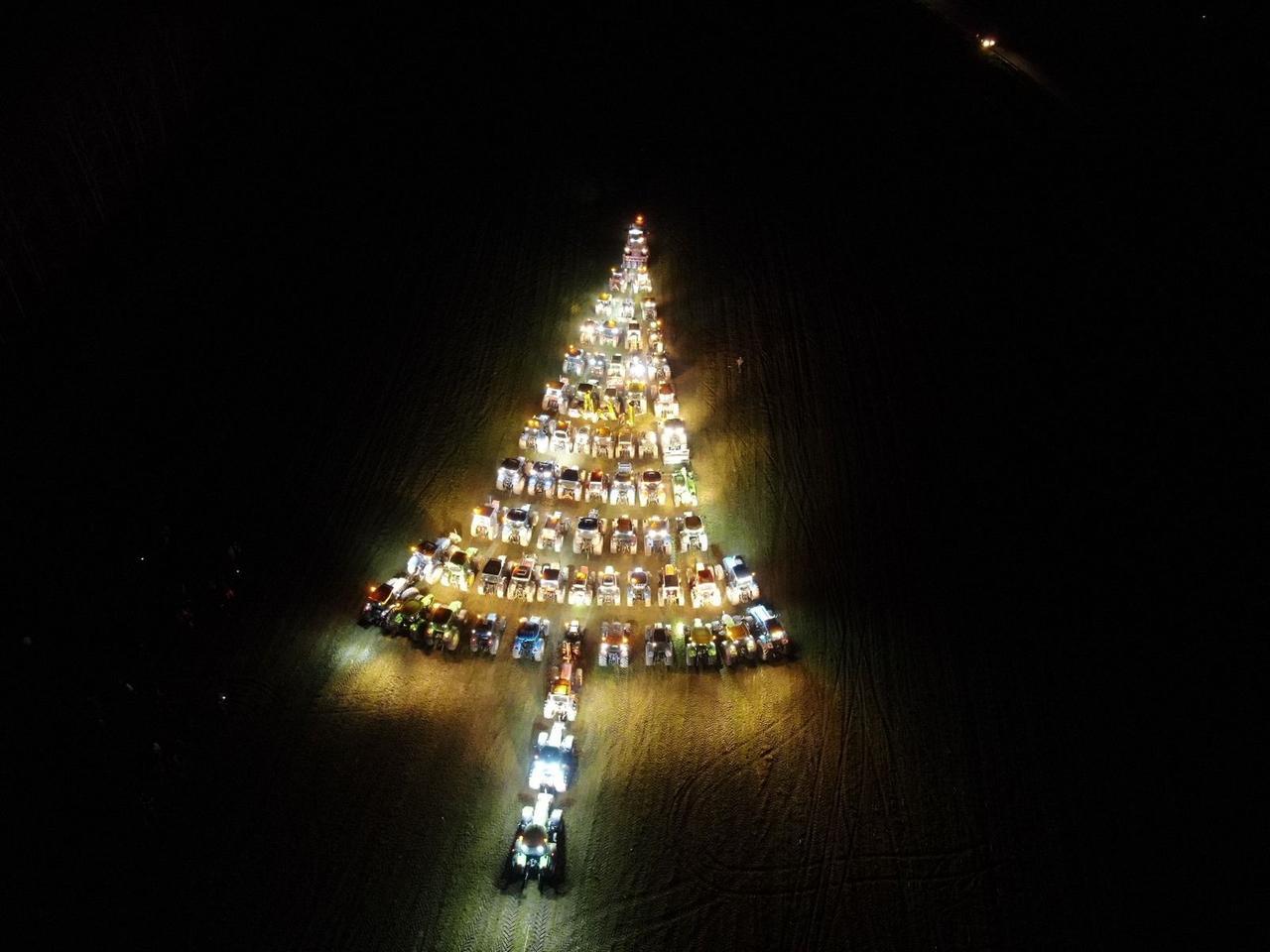 Carignano: 72 Trattori Creano un Originale Albero di Natale con Luci e