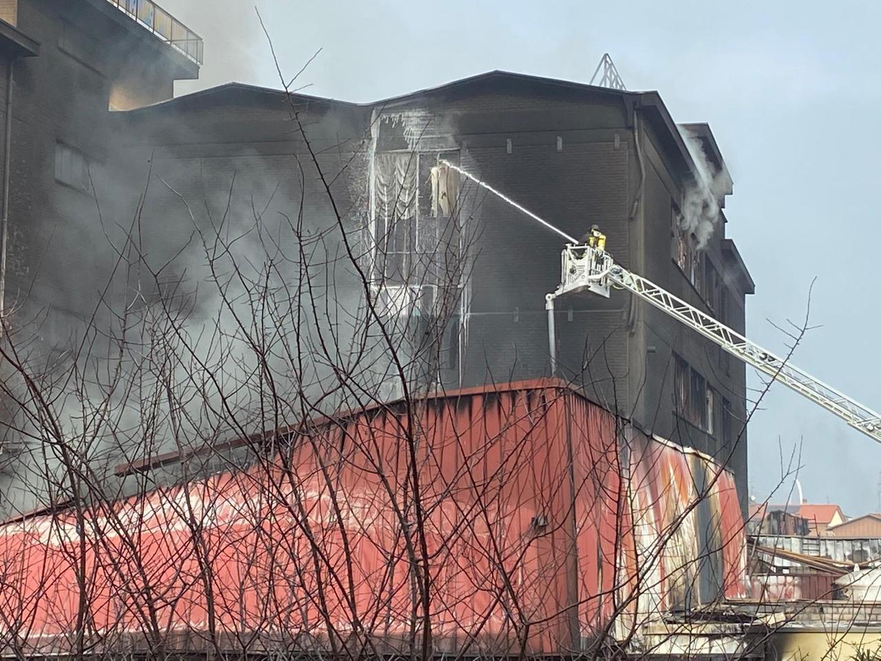 incendio a reggio emilia oggi
