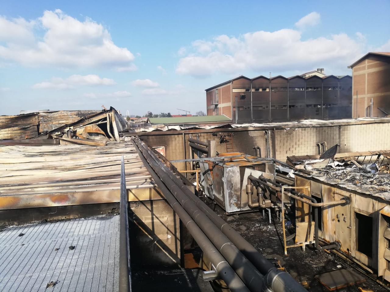 Incendio Inalca, il Comune ordina la bonifica: nello stabilimento c’è ...