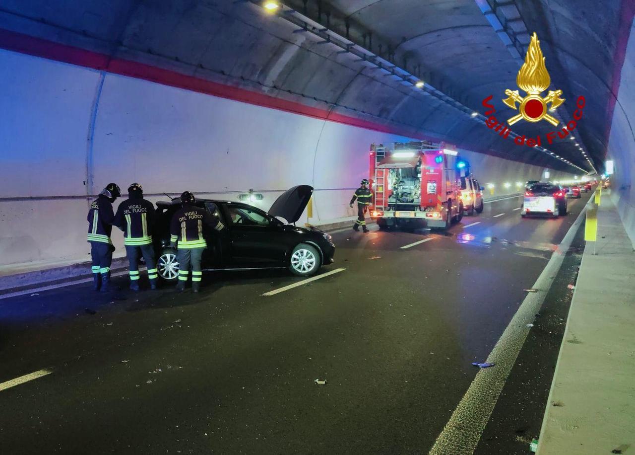 Incidente stradale a Siniscola, scontro in galleria tra due auto ...