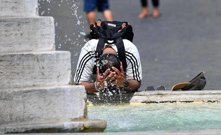 https://api-sites-prd.saegroup.abinsula.com/api/social/image/contentid/policy:1.100720086:1749624142/CALDO_ROMA_TURISTA_FONTANA_FG.jpg