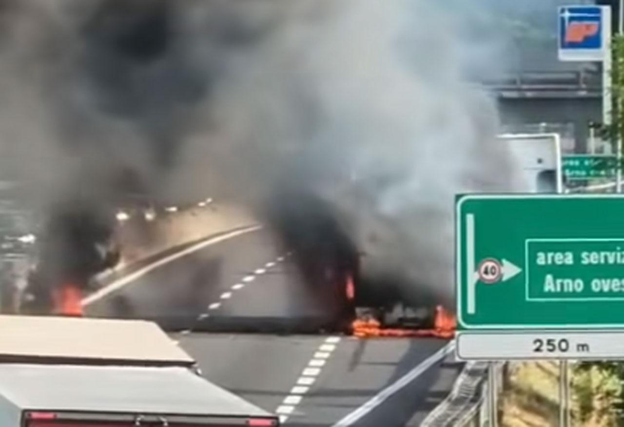 Tir in fiamme sulla A1 tra Firenze e Arezzo: traffico bloccato e lunghe ...