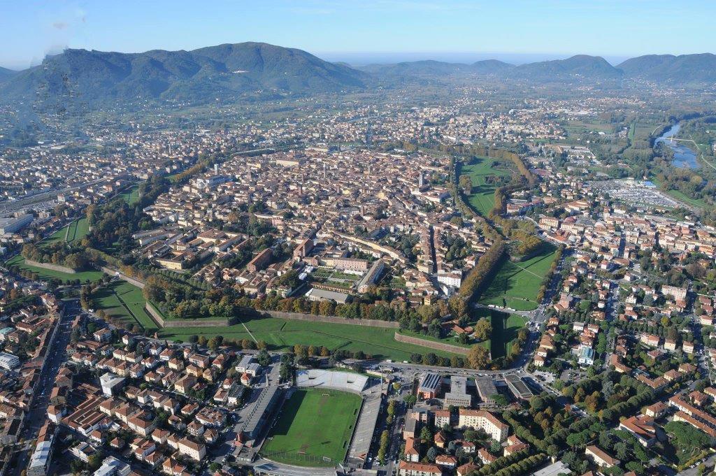 https://api-sites-prd.saegroup.abinsula.com/api/social/image/contentid/policy:1.100746948:1754835900/lucca%20dall'alto.jpg