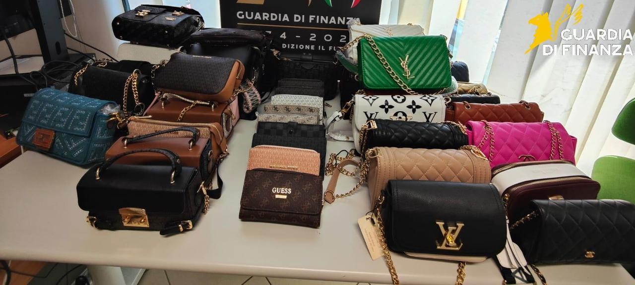Alghero, maxi sequestro della Finanza: 22mila articoli non a norma e 300 capi contraffatti