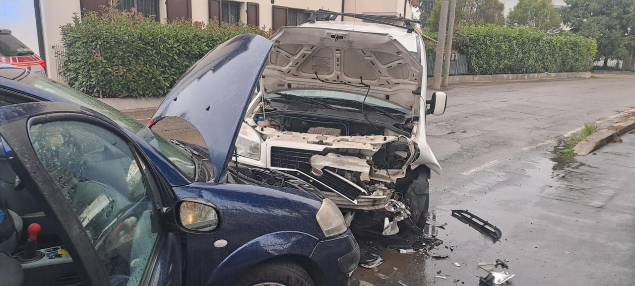 Scontro frontale tra due auto, un ferito grave - Gazzetta di Reggio