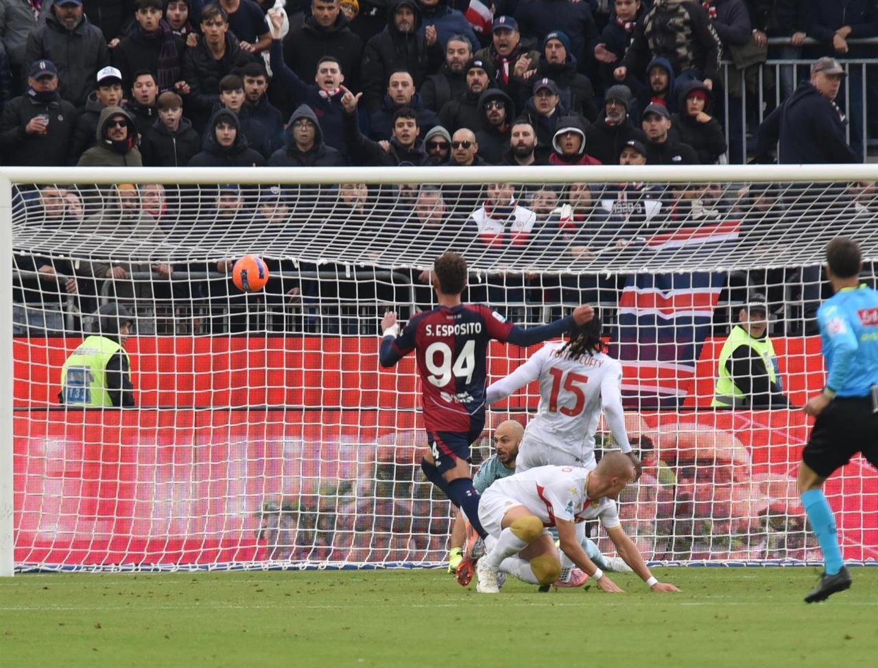 Papera Caprile Cagliari-Genoa 3-3: la papera di Caprile vanifica la rimonta - La Nuova ...