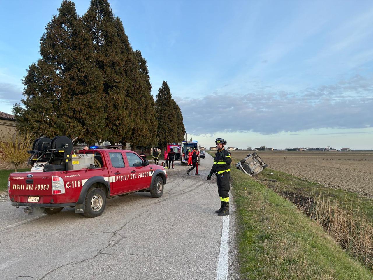 Incidente ad Ambrogio di Copparo, auto esce fuori strada e si ribalta ...