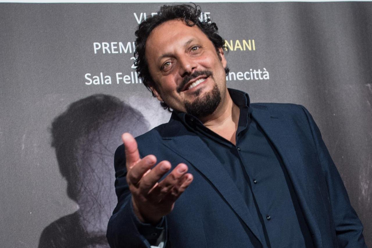 俳優エンリコ・ブリニャーノが原点回帰、ベロ・ディ・マンマとのワンマンショーです！カリアリ – チケット販売中、そのとき
