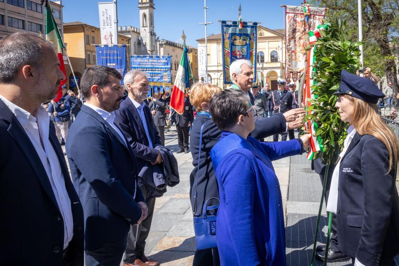 Il 25 aprile a Reggio Emilia, Scurati in piazza Martiri del 7 Luglio ...