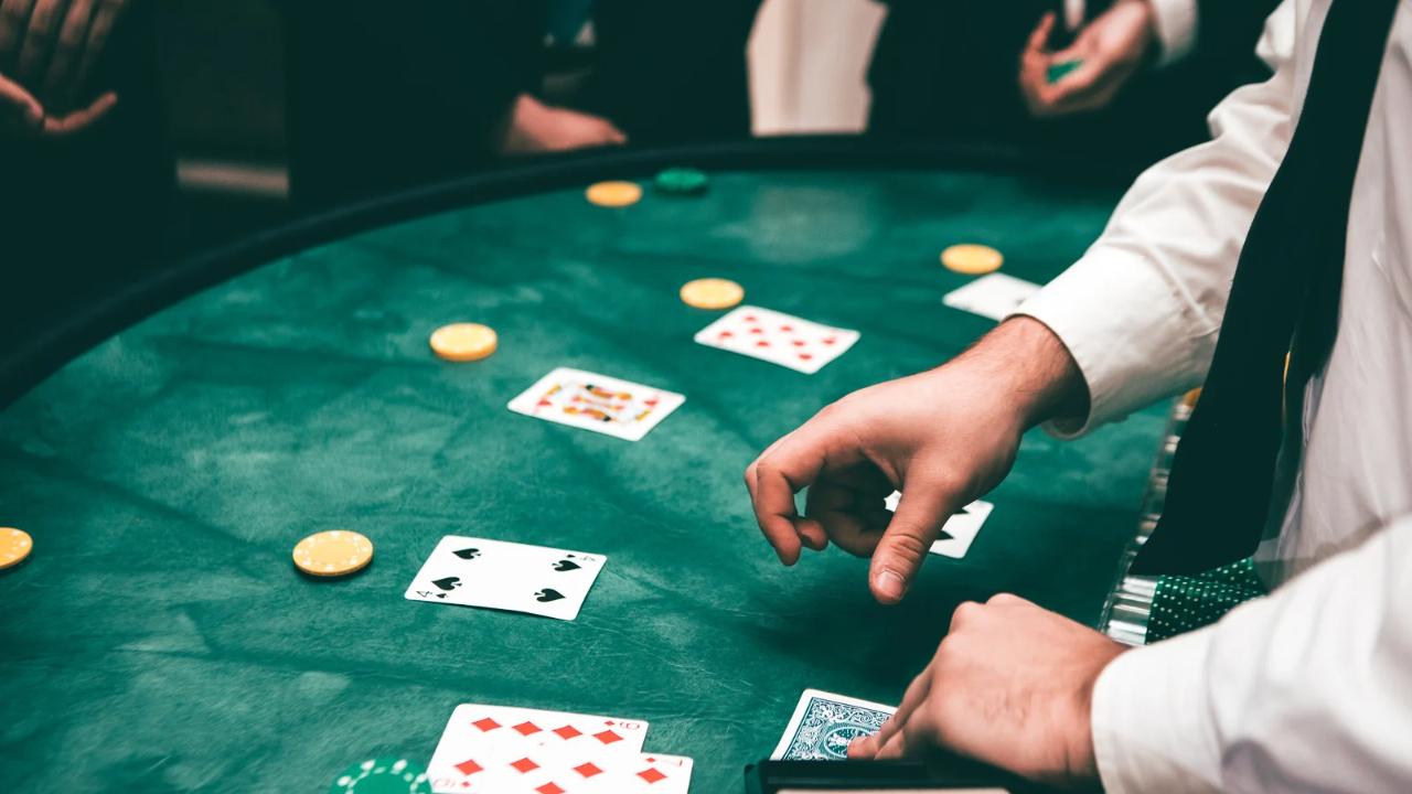 Tavolo da gioco, fotografia illustrativa pubblicata dal Tirreno