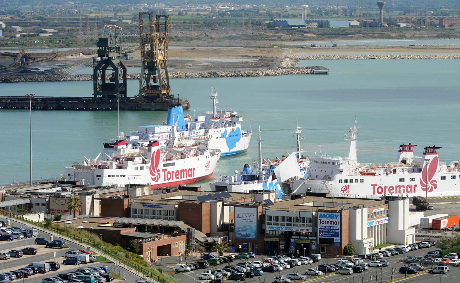 Il porto di Piombino con Livorno