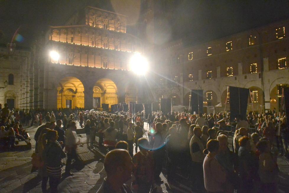 Santa Croce, la Luminara accende Lucca Il Tirreno