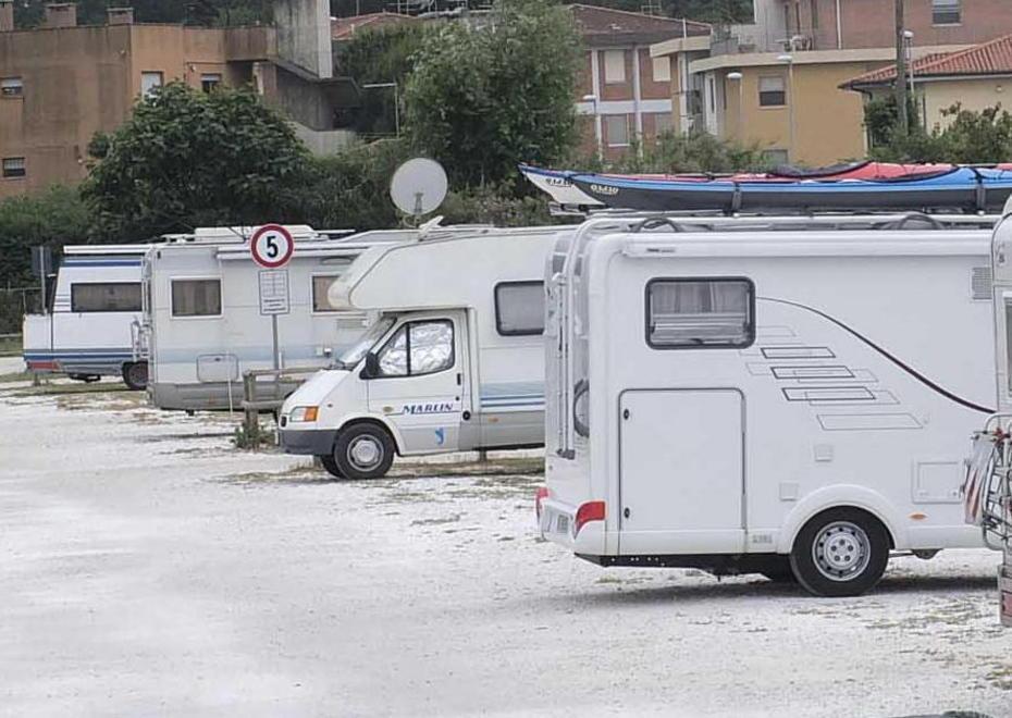 Camper Nuova Area Di Sosta Vicina Al Mare Il Tirreno