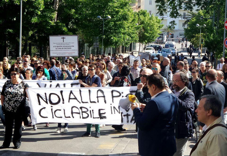 Sassari, negozianti in marcia contro le piste ciclabili - La Nuova Sardegna