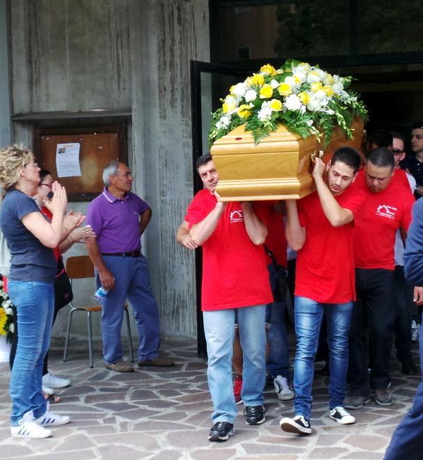 Folla Commossa In Chiesa Per L addio A Maurizio Biagio Tamborrini E C 