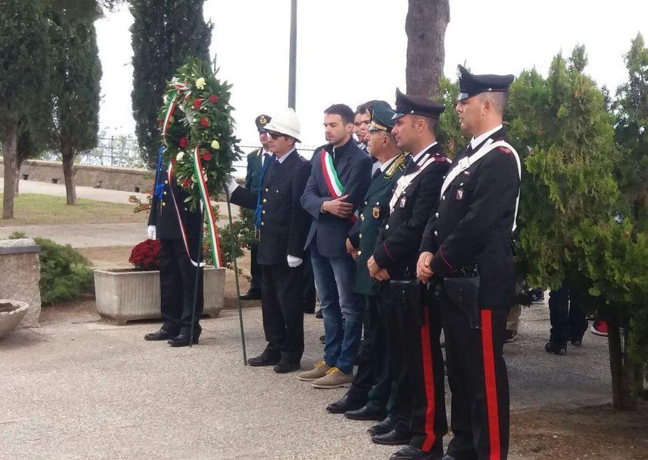 Una corona d’alloro per ricordare i caduti in guerra - La Nuova Sardegna