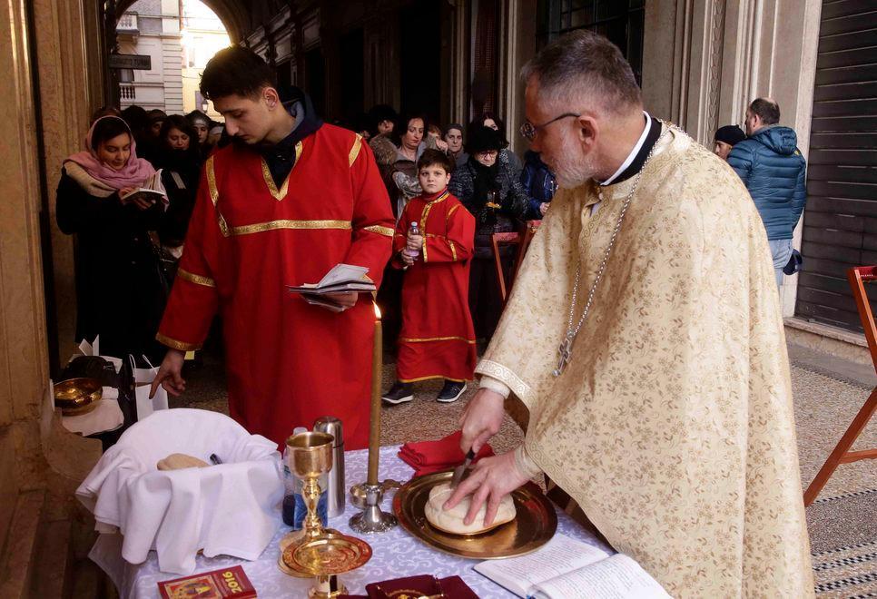 Gli ortodossi a messa sotto la