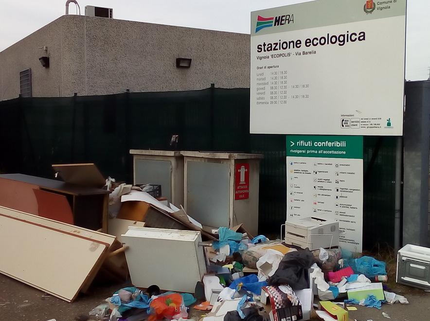 Vignola, e l’isola ecologica diventa una discarica Gazzetta di Modena