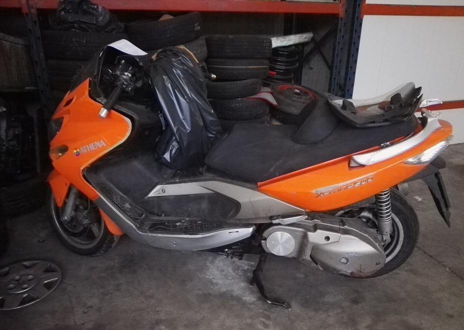 Muore In Scooter Contro Lo Spartitraffico A Sassuolo Gazzetta Di Modena
