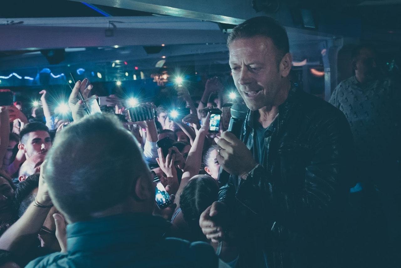 Budoni, tutti pazzi per Rocco Siffredi: in migliaia per il re del porno -  La Nuova Sardegna