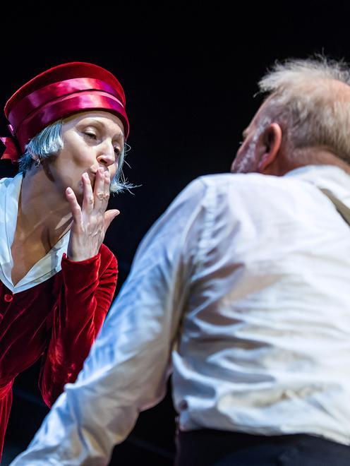 Il palco racconta la fine della famiglia La Nuova Ferrara