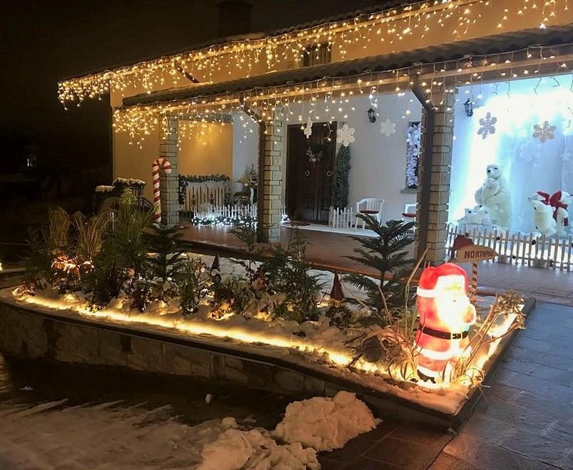 Amano troppo il Natale: casa addobbata con 24 alberi e oltre 5mila luci