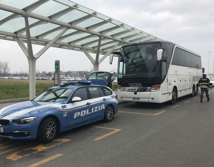 Una Patente Scaduta E Una Porta Rotta Fermati 2 Pullman Gazzetta Di Reggio