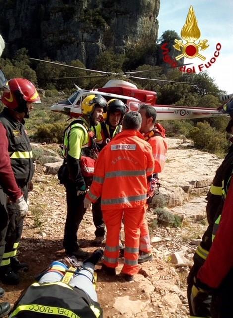 Cade e si rompe una gamba, escursionista soccorsa con l'elicottero - La ...