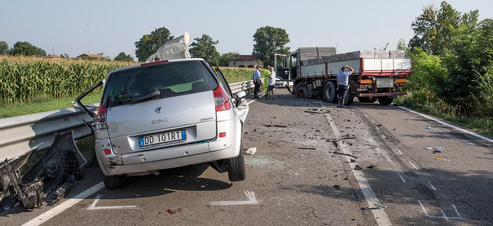 Schianto frontale tra auto e camion: un 23enne è in Rianimazione ...