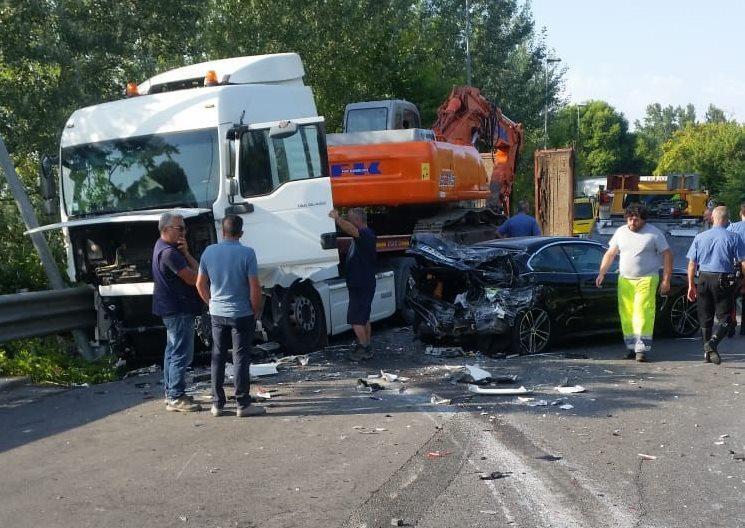 Scontro tra due auto e un camion, due persone ferite - Il Tirreno