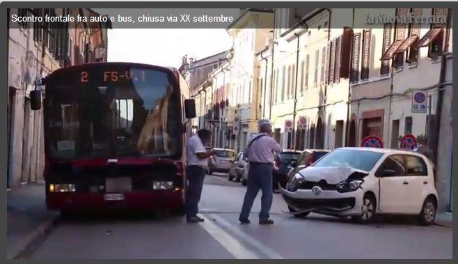 Scontro Frontale Fra Auto E Bus La Nuova Ferrara