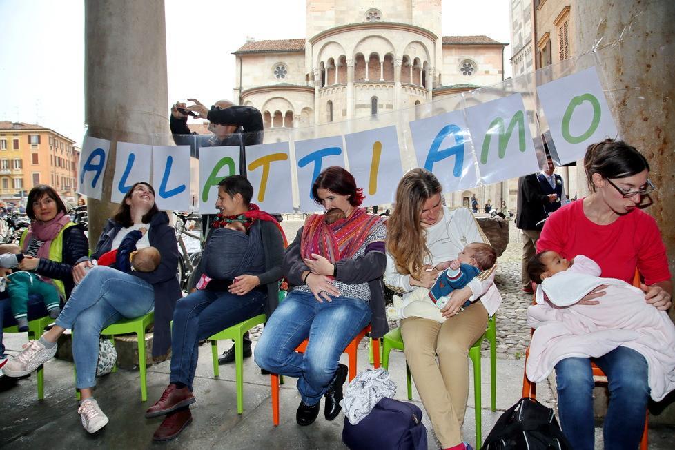 Modena Flashmob Con Allattamento Al Seno Materno In Piazza Grande