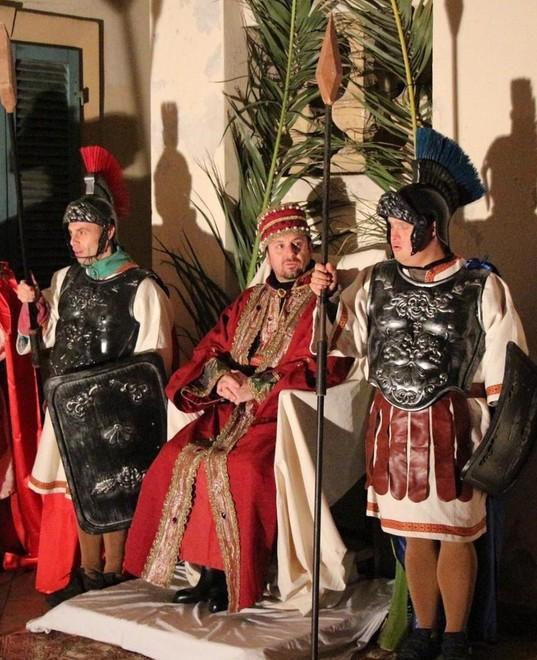 Centurioni Pastori E Magi In Paese C Il Presepe Vivente Il Tirreno