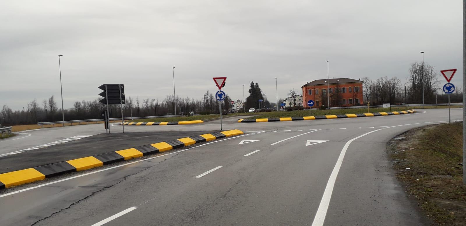 Via Emilia Est, rotatoria completata ora si parte con la ciclabile