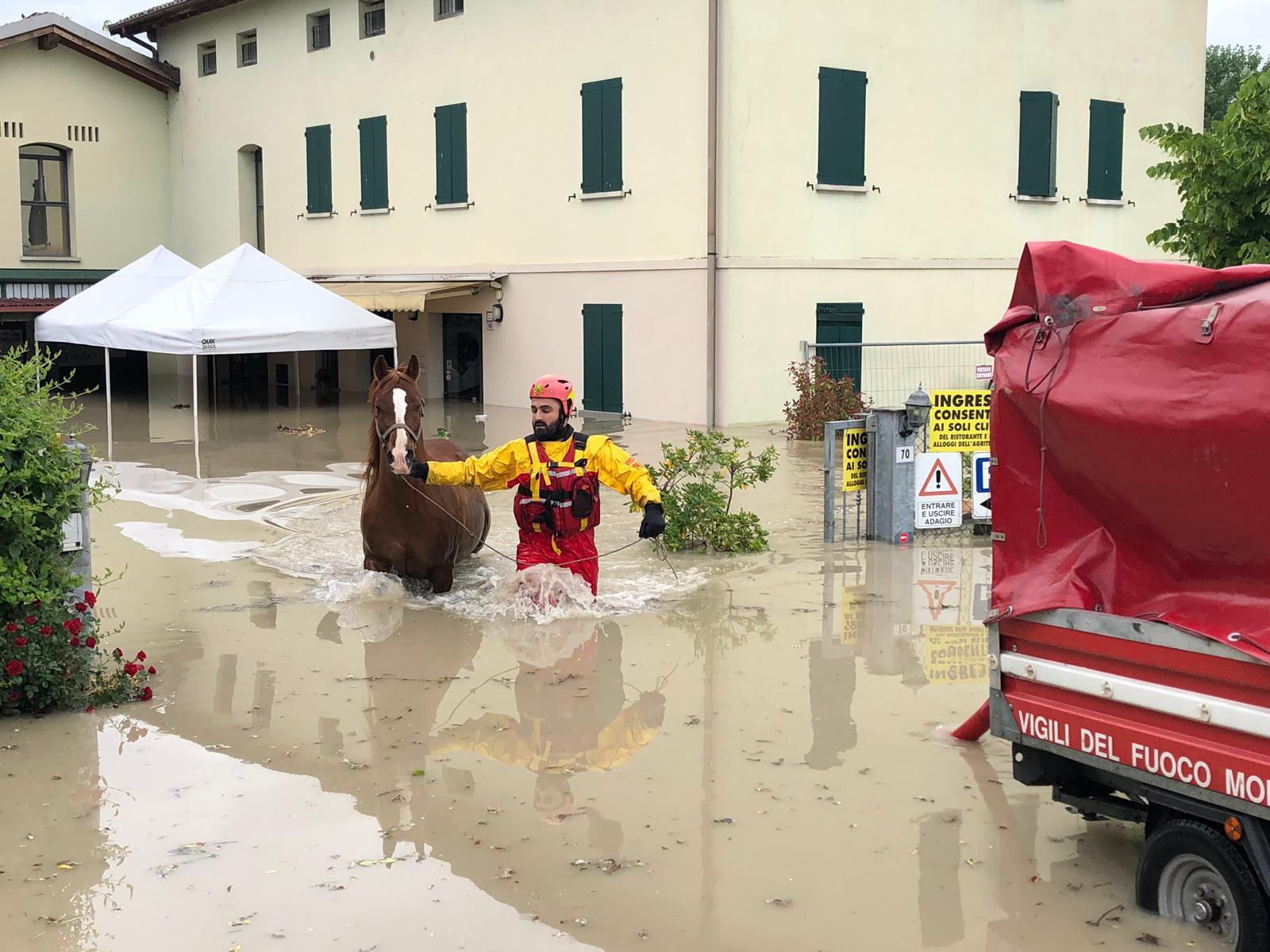 EMERGENZA FIUMI. Confermata la chiusura dei ponti. Scuole chiuse in