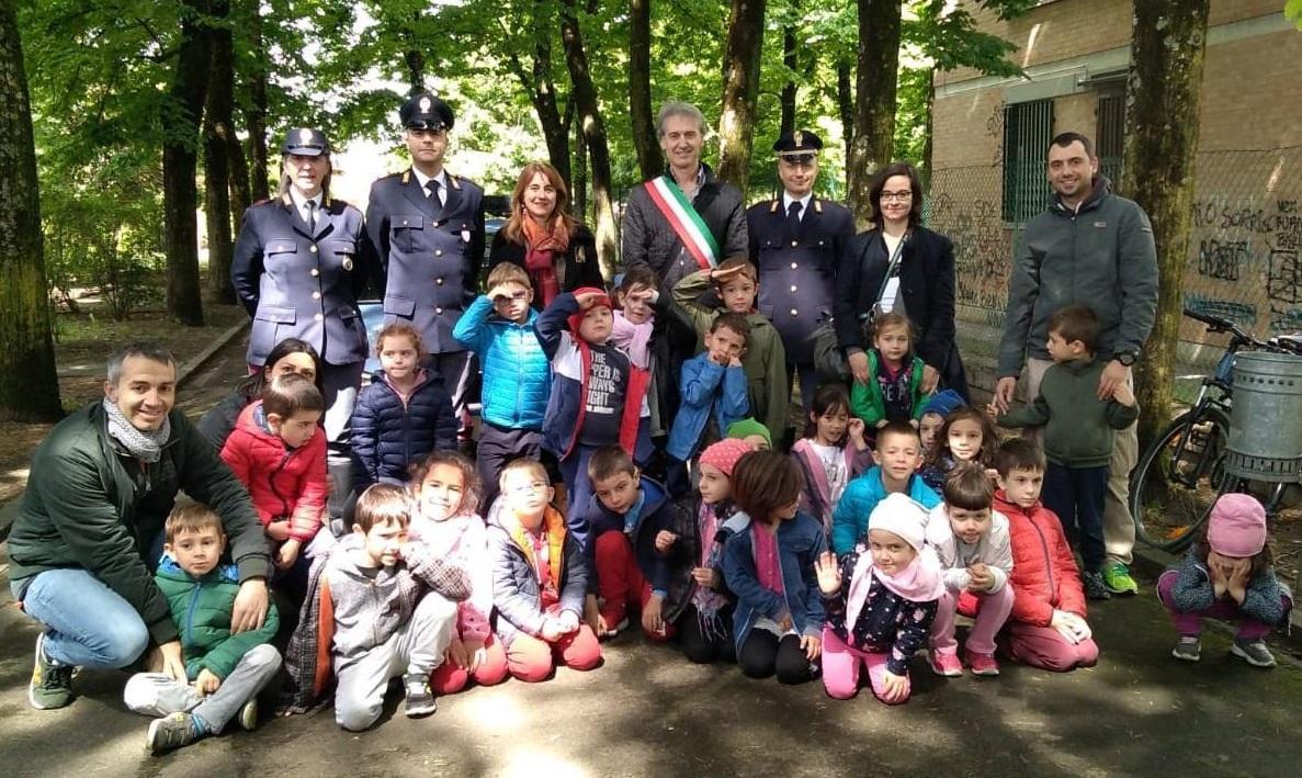 Montecchio, i bambini della materna a lezione con la polizia stradale ...