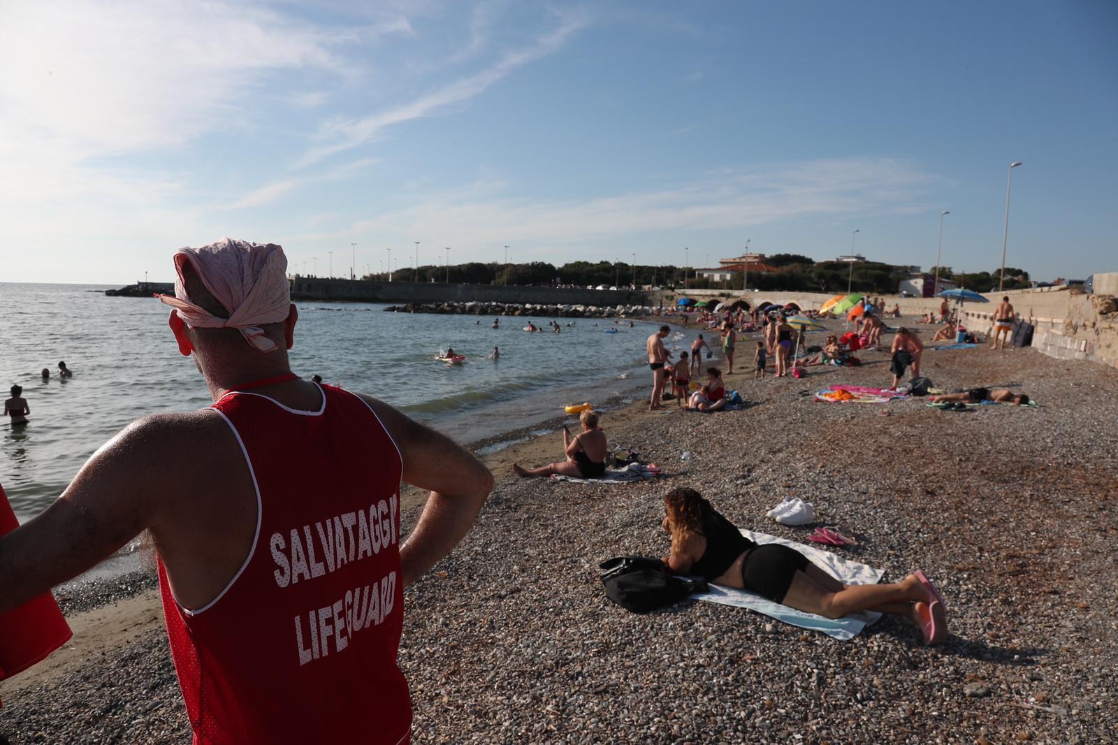 Bimbo di un anno e mezzo salvato dai bagnini «Stava per annegare» Il Tirreno Bimbo di un anno e mezzo salvato dai bagnini «Stava per annegare» Il Tirreno