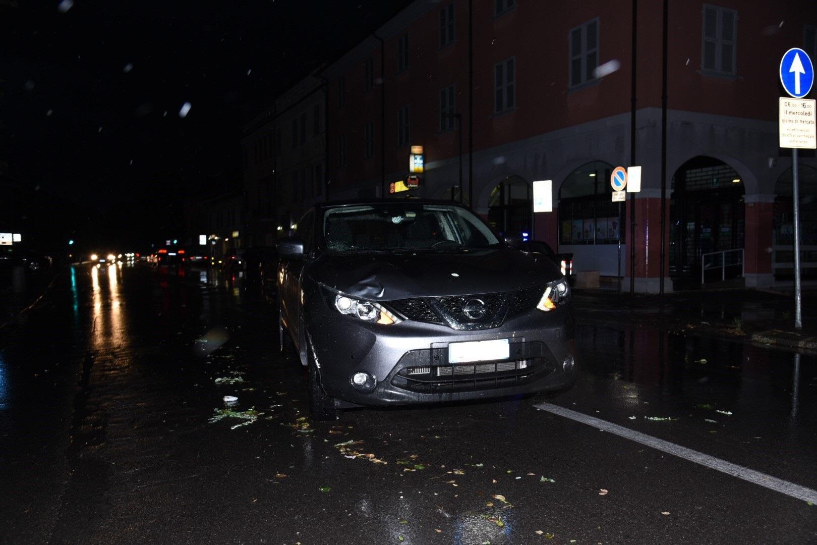 Donna investita da un'auto mentre attraversa la strada. E' molto grave ...
